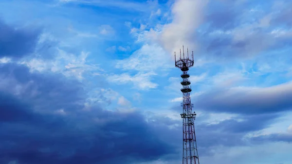 Vista Panorâmica Grande Torre Televisão Rádio Fundo Céu Dramático Espaço — Fotografia de Stock