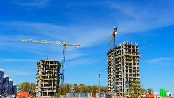 Mikro bölgelerde konut inşaatının panoramik manzarası. Mesaj için yer var. Şehir manzarası kavramı. Endüstri kavramları.