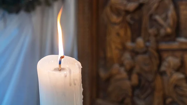 Płonąca Świeca Kościele Rozmytym Tle Boże Narodzenie Wielkanoc Tło Religijne — Zdjęcie stockowe