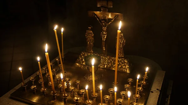 Gyertyákat Lámpákat Éget Egyházban Karácsonyi Húsvéti Koncepciók Vallási Háttér — Stock Fotó