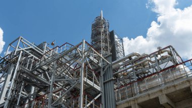 Petrol rafinerisi fabrikası. Klasik mavi gökyüzü arka planında Petrokimya endüstriyel fabrikası. Benzin üretim kavramı.