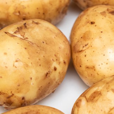 Beyaz arka planda taze patates slaytı. Yeni hasat. Çiğ patates..