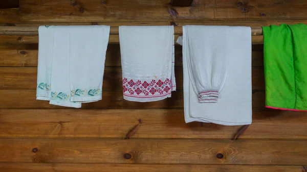 Vestiti Slavi Tradizionali Biancheria Con Ornamenti Sono Asciugati Una Casa — Foto Stock
