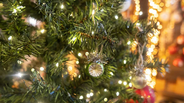 Πράσινη Μπάλα Είναι Στο Έλατο Χριστουγεννιάτικο Δέντρο Γκρο Πλαν Εικόνα — Φωτογραφία Αρχείου