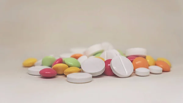 Различные Разноцветные Таблетки Лежат Теплом Белом Фоне Концепции Здоровья — стоковое фото