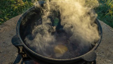 Büyük bir kazanda şarap kaynattım. Sıcak şarap büyük bir tencerede pişirilir. Geleneksel festivalde vitaminler. Çeşitli meyve ve baharatlarla sıcak şarap.