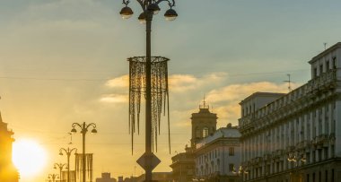 Şehrin tarihi merkezinde gün batımında binaların siluetlerini ve sokak ışıklarının panoramik görüntüsü. Kentsel kavramlar.