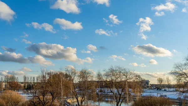 Parque Jovem Cidade Contra Céu Azul Brilhante Com Nuvens Paisagem — Fotografia de Stock