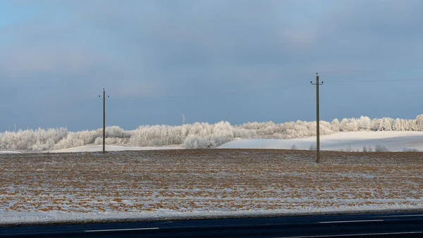 Strada Invernale Pali Elettrici Con Fili Molta Neve Sul Campo — Foto Stock