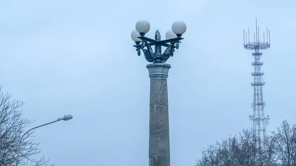 Een Enorme Oude Straatlamp Met Een Toren Achtergrond Met Wintergrijze — Stockfoto