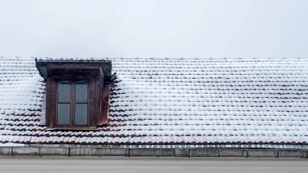 Traditioneel Engels Huis Zolder Met Sneeuw Het Dak Zolder Mansardraam — Stockfoto