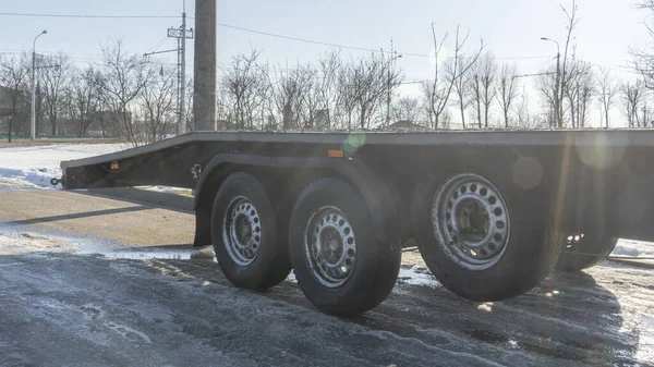 Offene Autoanhänger Für Den Transport Auto Zum Verkauf Und Evakuierung — Stockfoto