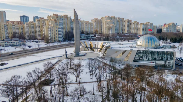 공중에서 기념비는 겨울에 민스크에서 일어난 전쟁의 박물관 근처에 민스크 오벨리스크입니다 — 스톡 사진