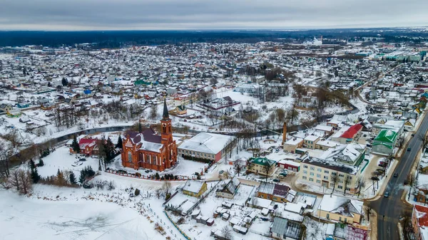 Повітряний Вид Червону Католицьку Церкву Маленьке Містечко Взимку Мале Європейське — стокове фото