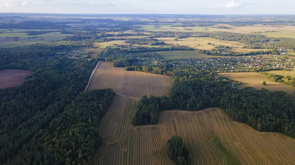 小さな村と秋の農地の空中パノラマ 畑から収穫された美しい田園風景 秋に収穫する前に黄色のフィールド航空ビュー 自然背景 — ストック写真