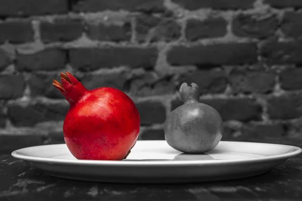 Romã Vermelha Inteira Romã Branca Preta Grande Placa Branca Fruta — Fotografia de Stock