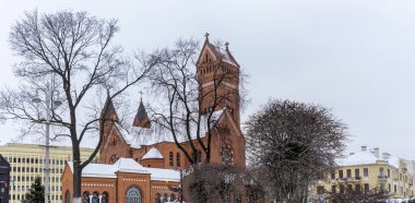 St. Simon Katolik Kilisesi ve St. Helena, Kızıl Kilise, Minsk 'teki Independence Meydanı' nda kışın. Tapma ve miras kavramları.