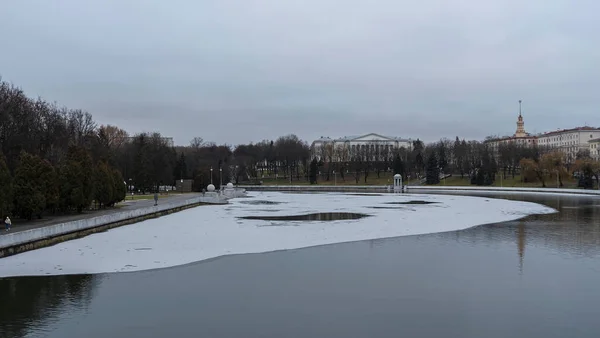 氷の薄いプレートと川の暗い水 ミンスクの中心部の川の最初の氷 都市概念 テキストのスペース — ストック写真
