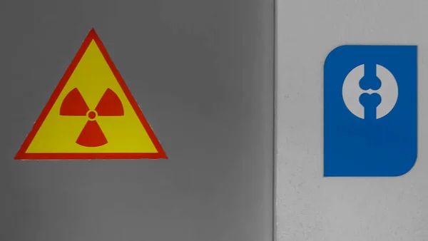 Röntgenvarningsskyltar Låst Dörr Och Vägg Radioaktiv Skylt Gul Färg Dörren — Stockfoto
