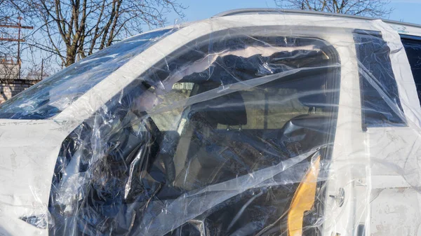 Несчастный Случай Белой Машиной Транспорт Пострадал Повредил Дверь Пластиковая Пленка — стоковое фото