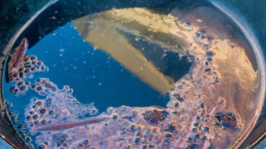 Sıcak sıcak şaraplı kazanlar. Sıcak şarap sokaktaki eski bir kazanda pişirilir. Açık ateşte yemek pişirmek. Yakın plan. Neşeli alkol içeceği..