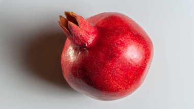 Beyaz arka planda tam nar. Mesaj için yer var. Beyaz arka planda izole edilmiş taze çiğ meyve. Sağlıklı yaşam kavramları.