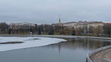 İnce buz tabakalarıyla nehrin karanlık suları. Minsk 'in merkezindeki nehirdeki ilk buz. Şehir kavramları. Metin için boşluk.