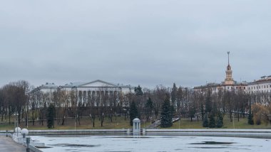 İnce buz tabakalarıyla nehrin karanlık suları. Minsk 'in merkezindeki nehirdeki ilk buz. Şehir kavramları. Metin için boşluk.