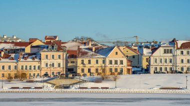 Minsk 'in tarihi merkezindeki eski binanın panoramik görüntüsü. Donmuş nehrin yanındaki tarihi bina. Minsk 'teki Trinity banliyösünde kış gündüz vakti. Miras kavramları.