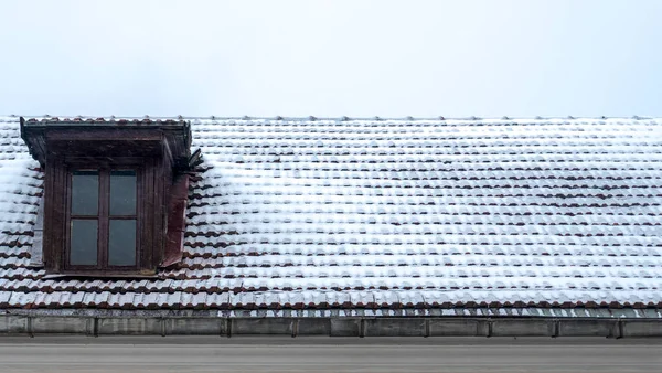 Traditionellt Engelskt Hus Vind Med Snö Taket Vindsligt Mansardfönster Antik — Stockfoto