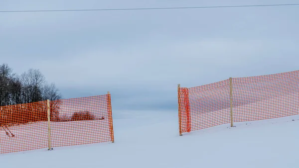 Oranje Geperforeerde Kunststof Folie Barrières Tegen Sneeuw Landbouwgrond Dit Beschermt — Stockfoto