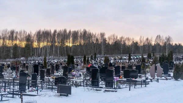 Nevar Cemitério Público Cemitério Tradicional Inverno Sob Neve Pedra Tumular Imagens De Bancos De Imagens