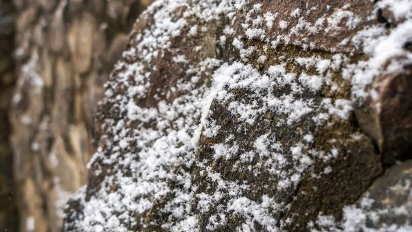 Detailní Pohled Zasněženou Kamennou Zeď Kameny Pokryté Sněhem Pozadí Dne — Stock fotografie