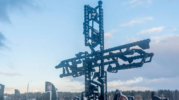 Metallisches Grabkreuz Auf Dramatischem Himmelshintergrund Orthodoxer Traditioneller Friedhof Verschneiten Winter — Stockfoto