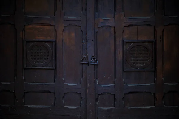 Velho Marrom Portas Maciças Madeira Ângulo Frontal Visão Simétrica — Fotografia de Stock
