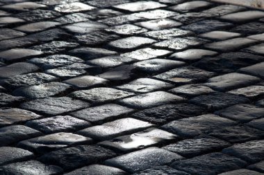 Güneşli bir günde taş döşeme dokusu kapanıyor.