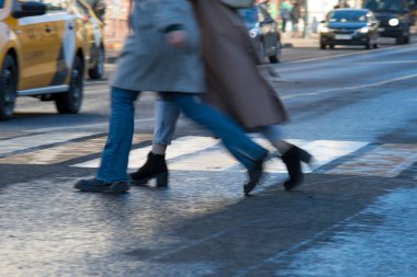 Karşıdan karşıya geçen iki kadın - hareket kavramı, yoğun hayat, aktif hayat, genç hayat
