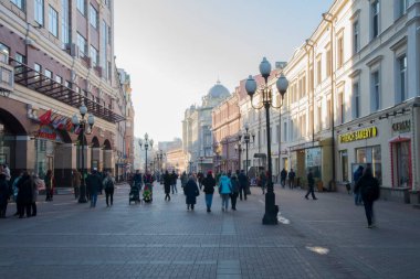 Eski caddenin atmosferi Avrupa tarzında - Moskova ünlü Arbat Caddesi - insanların yürüdüğü