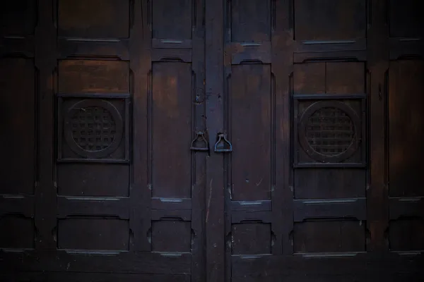 Stary Brązowy Drewniane Masywne Drzwi Kąt Czołowy Symetryczny Widok — Zdjęcie stockowe