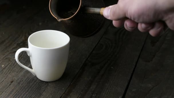 コーヒーをカップに注ぎ — ストック動画