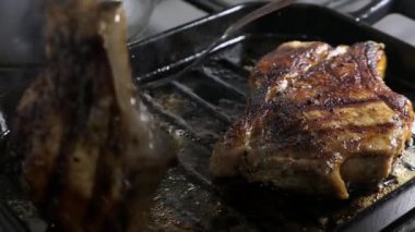 Domuz eti biftek pişirme