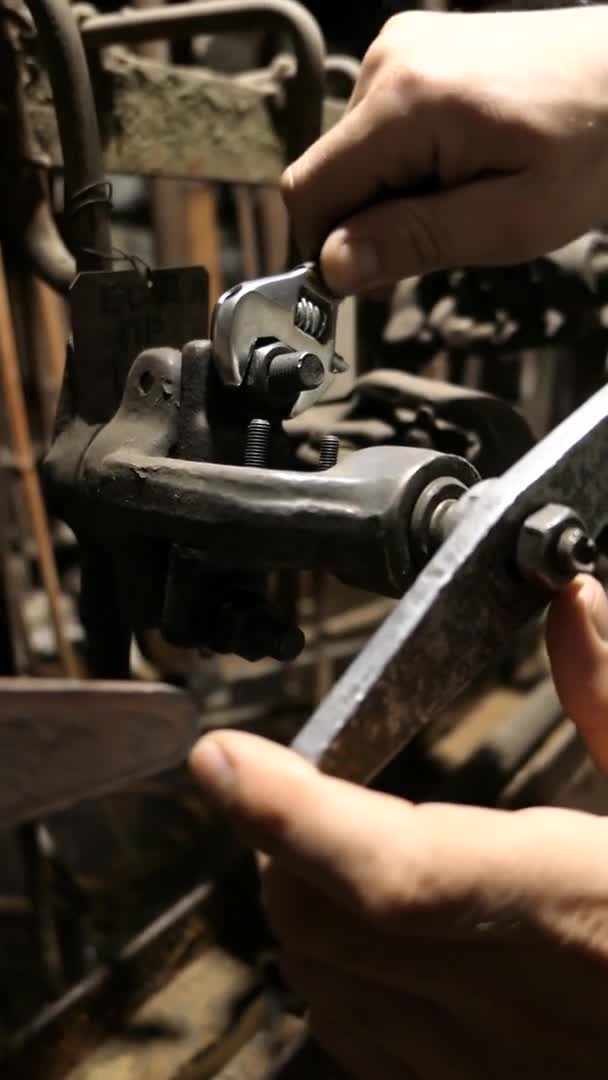 Ręka Mężczyzny Używającego Metalowego Klucza Odkręca Nakrętkę Fabryce — Wideo stockowe