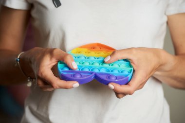 Sabit duran bir oyuncağın yakın plan fotoğrafı 