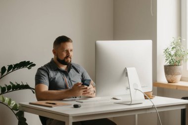 Gülümseyen bir adam uzaktan kumanda bilgisayarında çalışır. Evde bir video konferansında iş arkadaşının raporu sırasında sakallı bir adam cep telefonu tutuyor. Bir öğretmen online bir derse hazırlanıyor.