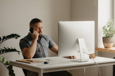 Bir adam uzaktan kumandalı bir bilgisayarla çalışıyor. Sakallı bir adam evdeki bir video konferansında iş arkadaşının raporu sırasında arıyor. Bir öğretmen online bir derse hazırlanıyor..