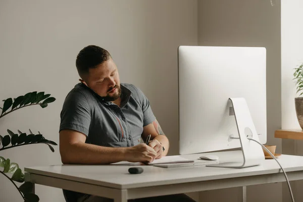 Ein Mann Arbeitet Aus Der Ferne Auf Einem Desktop Computer — Stockfoto