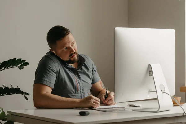 Hombre Trabaja Remotamente Una Computadora Escritorio Tipo Con Barba Está — Foto de Stock