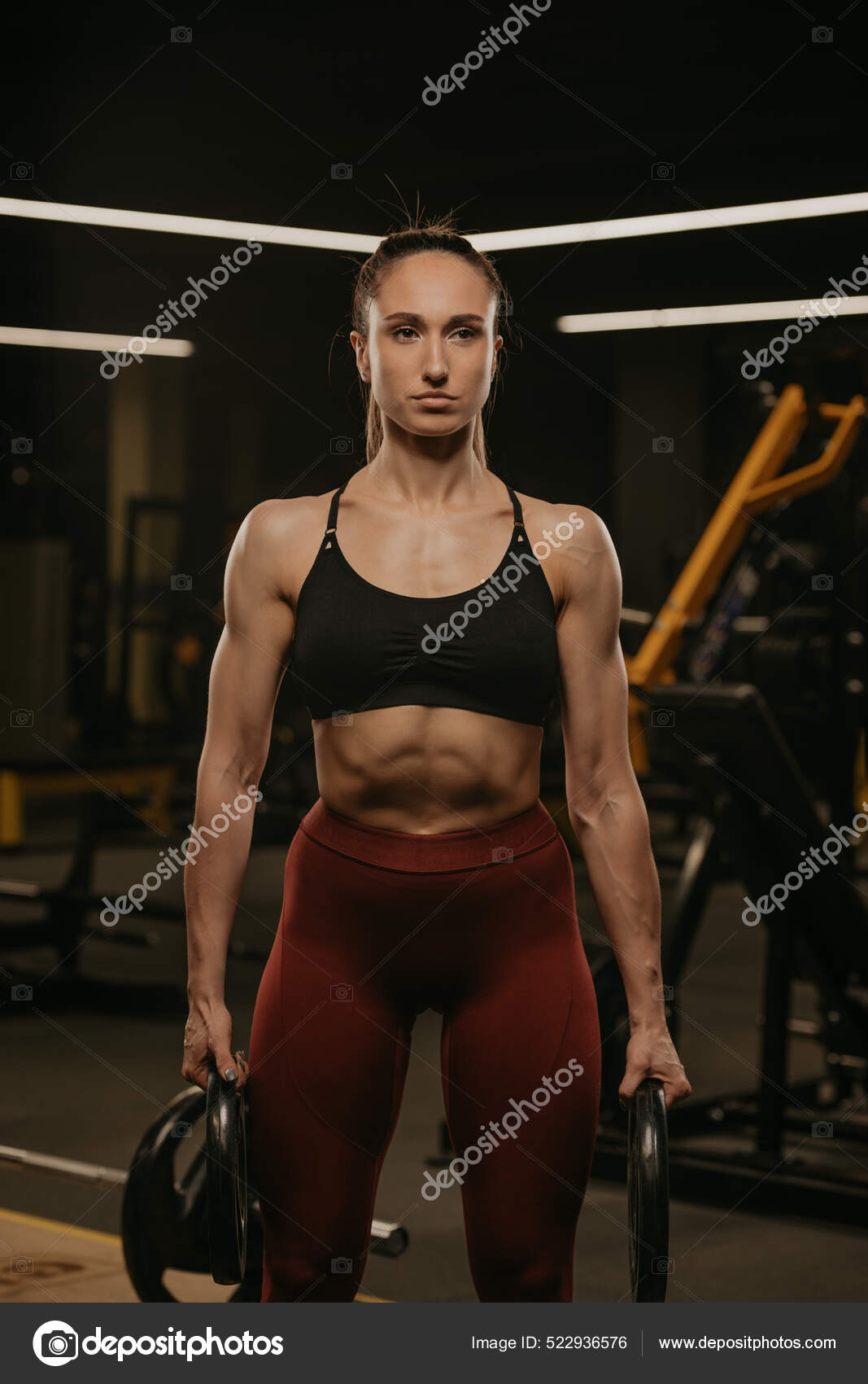 Tiro Longo Médio Uma Mulher Muscular Que Está Posando Com fotos, imagens de  © Minchanin #522936576