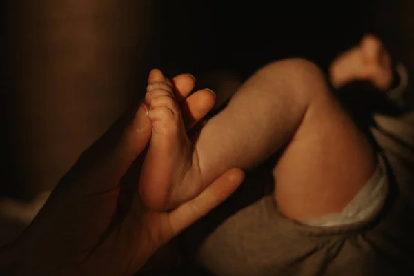 Крупный План Ласковой Руки Матери Ласкающей Ногу Новорожденного Младенец Телесном — стоковое фото