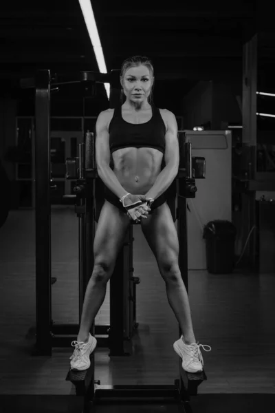 Eine Sportliche Frau Mit Blonden Haaren Posiert Einem Fitnessstudio Ein — Stockfoto